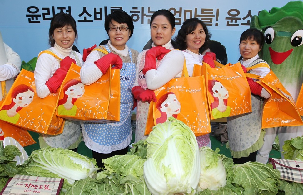 경제학 이론의 발전 과정은 가치판단을 개인의 주관적 선택의 영역으로 돌림으로써 이른바 윤리적인 문제를 회피하는 길을 택한 편이다. 하지만 개인으로부터 출발하면서도 눈앞의 사적인 이해를 실현하는 데에만 골몰한 개인을 넘어설 수 있는 여지는 존재한다. 사진은 아이쿱생협 회원들이 친환경 농산물의 직거래를 통해 ‘윤리적 소비'의 실천을 다짐하는 퍼포먼스를 하는 모습. <한겨레> 자료사진