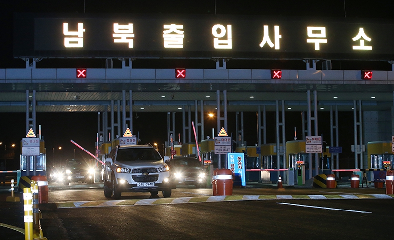 정부가 북한의 핵실험과 로켓 발사에 대응한다며 개성공업지구(개성공단) 가동 전면 중단을 발표한 다음날 밤 경기도 파주시 도라산 남북출입사무소가 북한의 개성공단 인원 전원 철수 방침을 통보 받은 뒤 폐쇄됐던 남북출입사무소로 북쪽에 남아있던 관계자들의 차량들이 입경하고 있다. 남북출입사무소/신소영 기자 viator@hani.co.kr