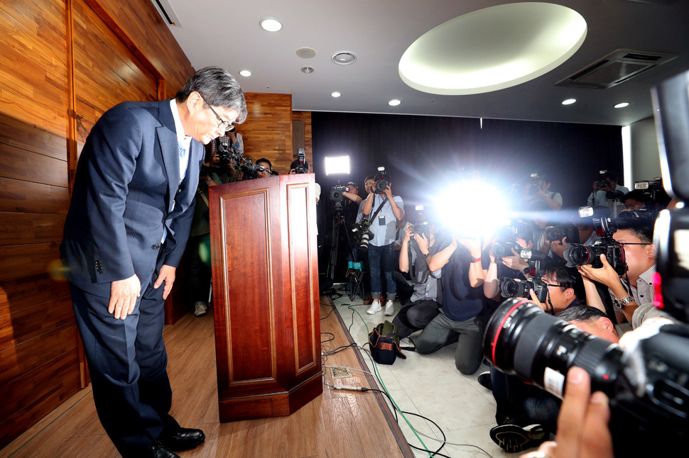 안경환 전 법무부 장관 후보자가 16일 오전 서울 서초구 대한법률구조공단 서울개인회생·파산종합지원센터에서 기자회견을 열어 자신의 ‘불법 혼인신고’ 전력 등에 대해 해명한 뒤 고개를 숙이고 있다.  김태형 기자 xogud555@hani.co.kr