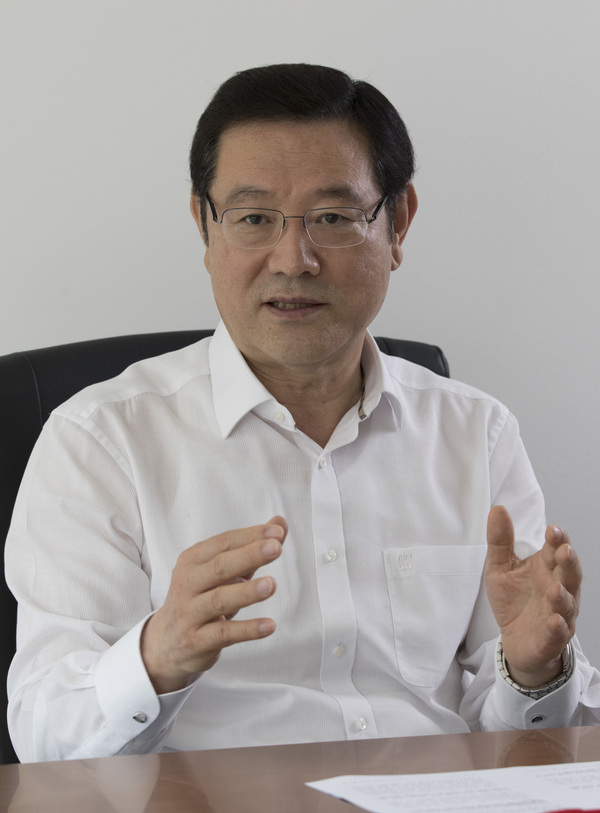 이용섭 일자리위원회 부위원장이 18일 오전 서울 종로구 정부서울청사 별관에서 <한겨레>와 인터뷰하고 있다. 김성광 기자 flysg2@hani.co.kr