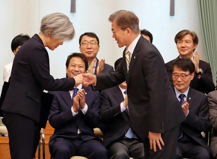 문재인 대통령이 18일 오후 청와대에서 강경화 외교부 장관(왼쪽)에게 임명장을 주고 있다.  김경호 선임기자 jijae@hani.co.kr