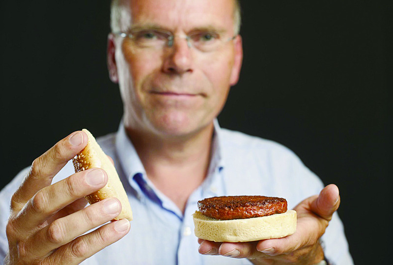네덜란드 마스트리흐트대의 마르크 포스트 교수가 배양육으로 만든 햄버거 패티를 들고 있다. 마르크 포스트 교수 제공