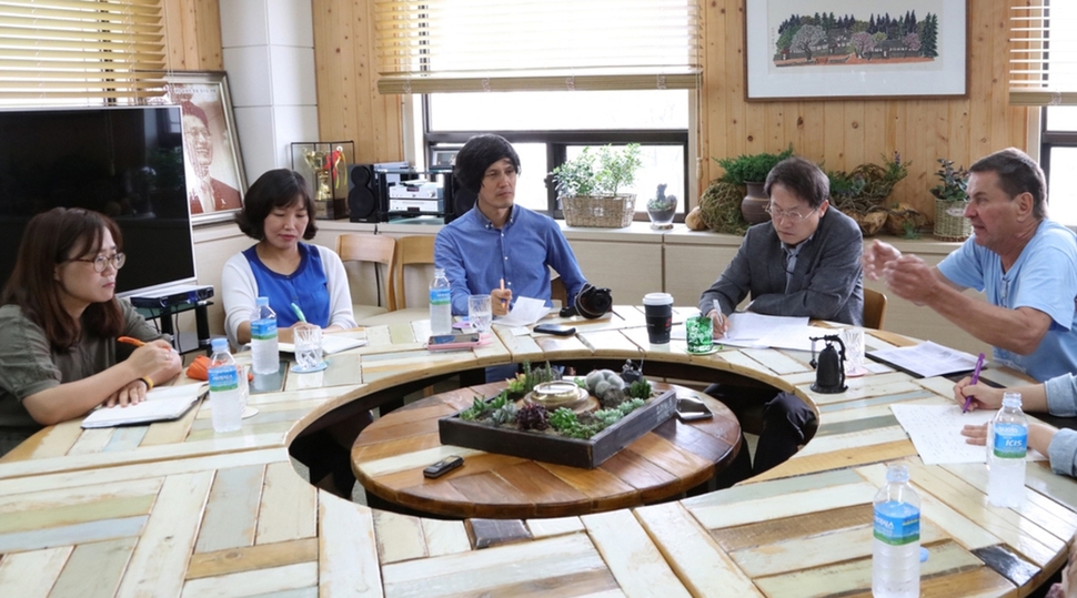 17일 서울시교육청 교육감실에서 열린 ‘놀이터를 바꿔야 학교가 바뀐다’ 집담회에서 조희연(오른쪽에서 둘째) 서울시교육감과 귄터 벨치히(맨 오른쪽) 독일 놀이터 디자이너, 편해문(오른쪽에서 셋째) 놀이터 디자이너, 안영신(맨 왼쪽) 즐거운 교육상상 공동대표, 한희정(왼쪽에서 둘째) 정릉초 교사가 이야기를 나누고 있다. 서울시교육청 제공