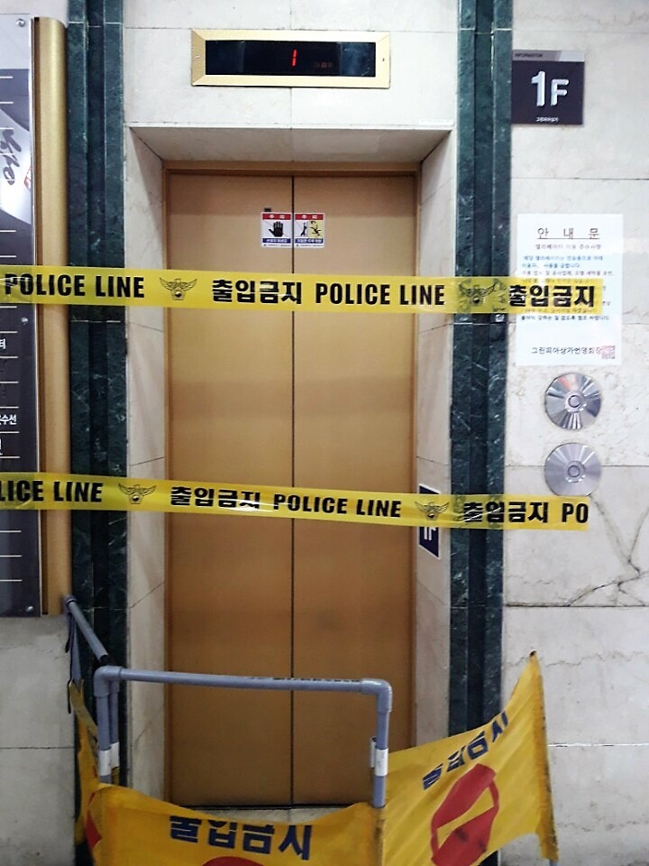 경남 창원시 ㄱ상가 승강기. 지난 18일 새벽 승강기가 도착하지 않은 상태에서 문이 열리는 바람에 승강기를 타려던 2명이 지하로 떨어져, 1명이 숨지고 1명이 다쳤다.