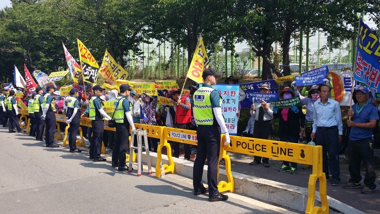 19일 부산 기장군에 있는 고리원자력본부 입구 도로에서 울산 울주군 서생면 주민 등이 신고리 5·6호기 건설 백지화 반대 집회를 열고 있다.