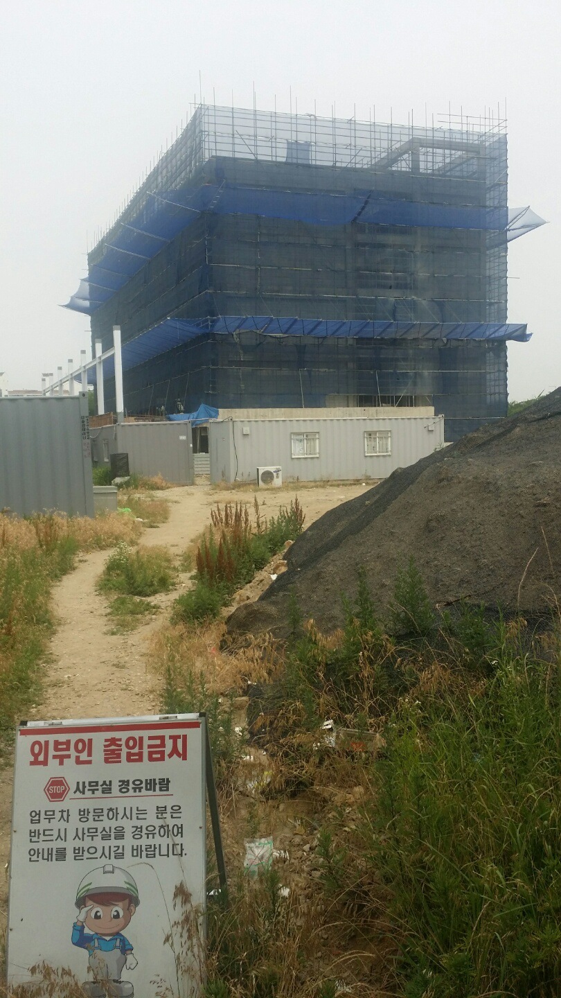 청년들의 창업 인큐베이터로 지어지던 서북융복합지원센터 건물이의 공사가 중단되고, 외부인 출입도 금지됐다.