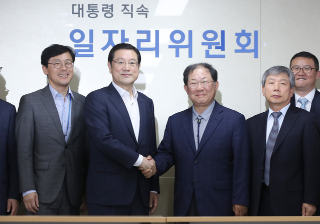 19일 오전 서울 창성동 정부청사 별관에서 열린 대통령 직속 일자리위원회와 한국경영자총협회 회장단 간담회에서 이용섭 부위원장(왼쪽 두번째), 박병원 회장(왼쪽 세번째) 등을 비롯한 참석자들이 기념촬영을 하고 있다. 연합뉴스