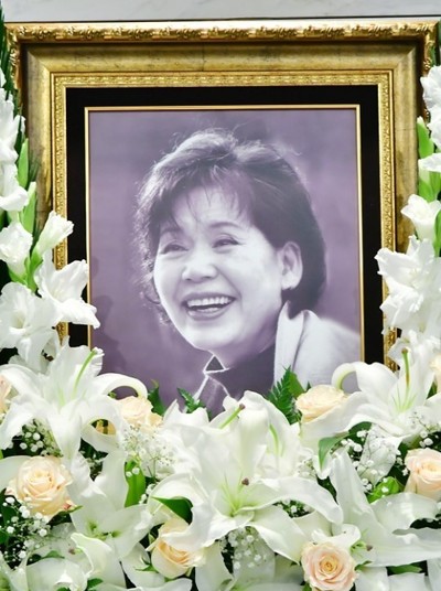 지난 16일 급성 폐렴으로 별세한 배우 윤소정씨가 영정 사진 속에서 활짝 웃고 있다.
