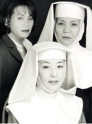 1983년 초연 때 한국 연극사장 최장기 공연 기록을 세운 연극 <신의 아그네스>(연출 윤호진) 주역들. 왼쪽부터 고 윤소정·윤석화·이정희씨.