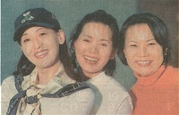 1999년 앙코르 공연을 위해 13년만에 다시 뭉친 <신의 아그네스>의 주역들. 왼쪽부터 윤석화·고 윤소정·이정희씨. <한겨레> 자료사진