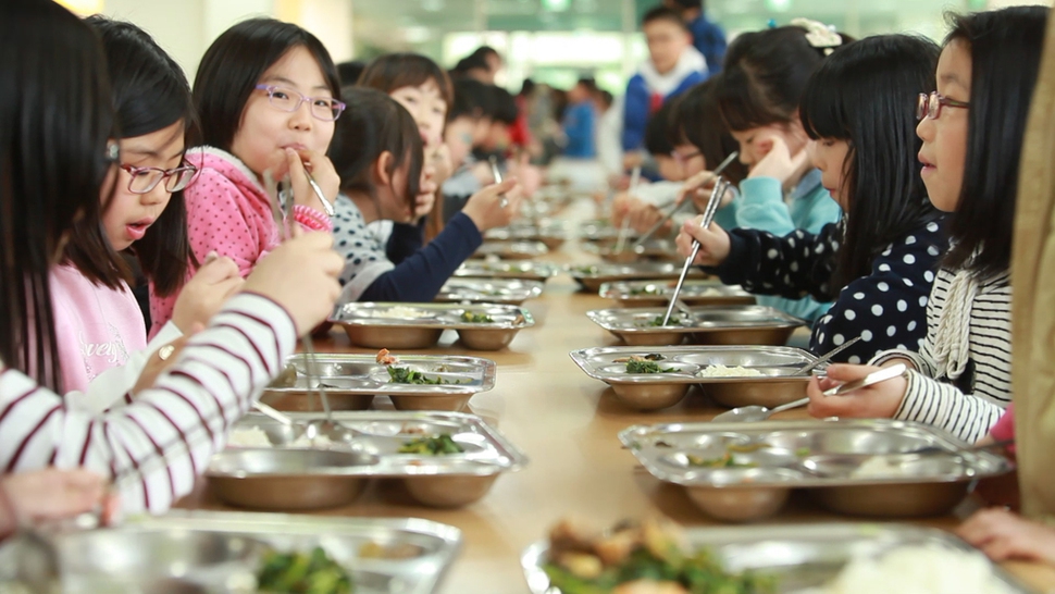 서울시는 어린이집과 지역아동센터 복지시설 등에서도 초·중학교처럼 친환경 재료 70% 이상을 사용하는 친환경 급식을 실시하기로 했다. 사진은 초등학교 친환경급식 모습. 서울시 제공