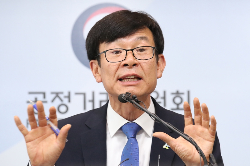 19일 오전 정부세종청사 공정거래위원회에서 김상조 위원장이 재벌 개혁안을 발표하고 있다. 연합뉴스
