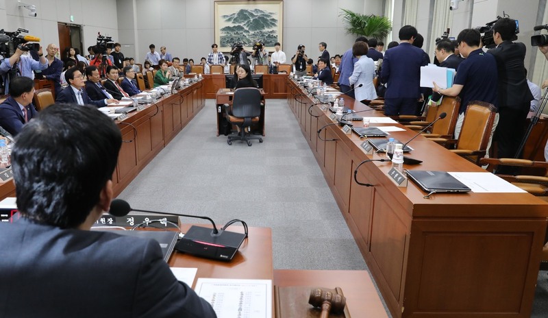 야당의 요구로 20일 국회에서 열린 운영위원회에서 더불어민주당 의원들이 정우택 운영위원장(뒷모습 보이는 이)의 일방적인 운영위 개최에 항의하며 퇴장하고 있다. 강창광 기자 chang@hani.co.kr