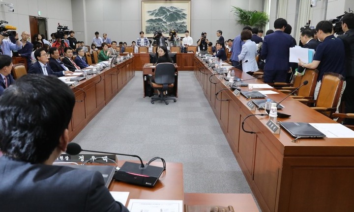 야당 보이콧에 인사청문 파행…운영위 ‘조국 출석’ 놓고 고성