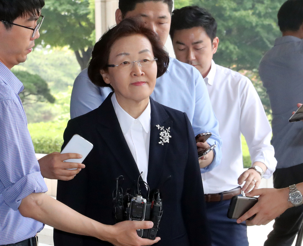 제19대 대통령 선거를 앞두고 문재인 당시 더불어민주당 대선후보에 관한 허위사실을 유포한 혐의를 받는 신연희 서울강남구청장이 21일 조사를 받기위해 서울 서초구 서울중앙지검으로 출석하고 있다. 연합뉴스