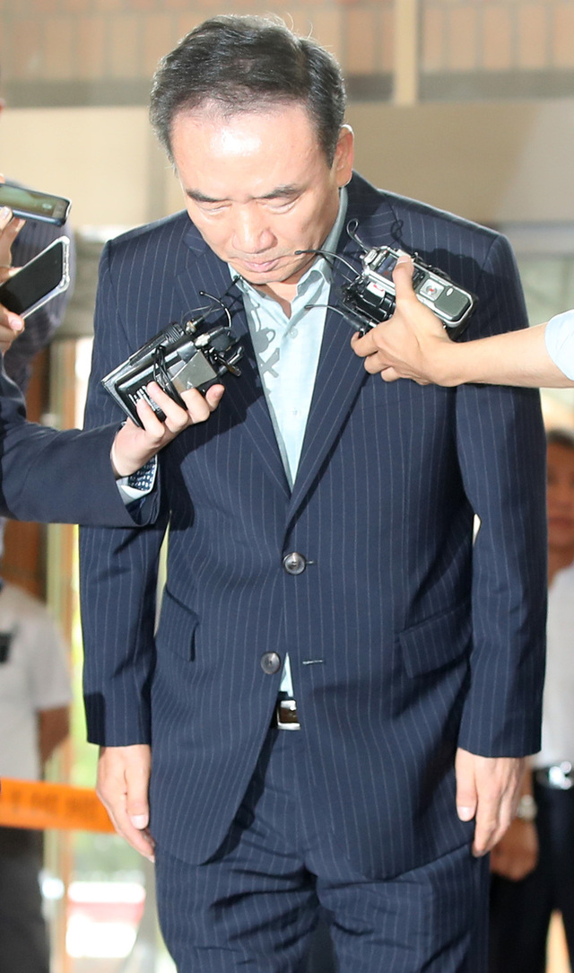 여직원 성추행 의혹을 받고 있는 호식이두마리치킨 최호식 전 회장이 21일 오전 경찰조사를 받기 위해 서울 강남경찰서에 출석해 기자들 질문에 답하던 중 고개숙여 사과하고 있다. 연합뉴스