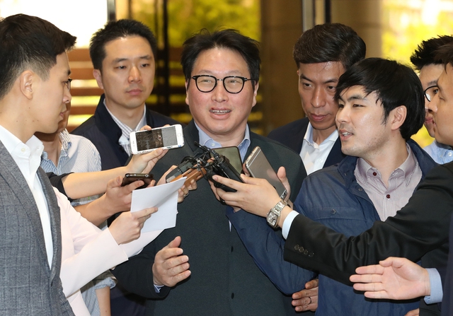 지난 4월 최태원 에스케이(SK) 회장이 도시바 인수 방안을 찾고자 출국하기에 앞서 기자들의 질문에 답하고 있다.