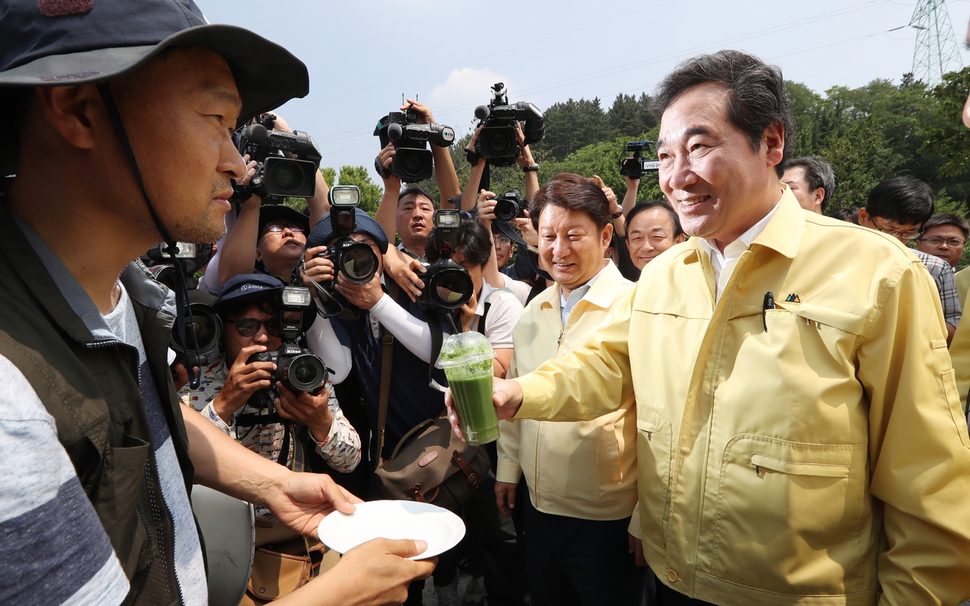 이낙연 총리가 21일 오전 낙동강 강정고령보를 방문, 4대강 보 수문 확대를 요구하는 시민단체로부터 녹차라떼를 받고 있다. 이 총리는 시민단체 회원에게 "아침에 녹차를 마시고 왔다"며 완곡히 거절했다. 대구/연합뉴스