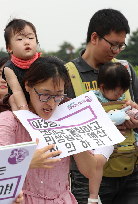 '정치하는엄마들' 회원들이 아이와 남편, 친정 부모님들과 함께 21일 오전 서울 여의도 국회 앞에서 기자회견을 열어 '칼퇴근법'과 '보육 추경'의 6월 국회 통과를 촉구하고 있다. 김정효 기자 hyopd@hani.co.kr