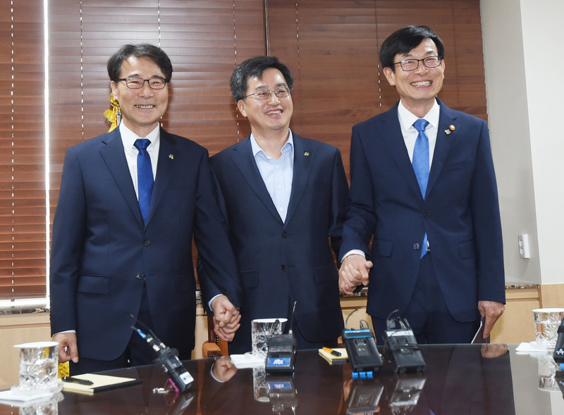 장하성 청와대 정책실장(왼쪽부터)과 김동연 부총리 겸 기획재정부 장관, 김상조 공정거래위원장. 세 사람은 21일 정부서울청사에서 첫 경제현안 간담회를 했다. 기획재정부 제공