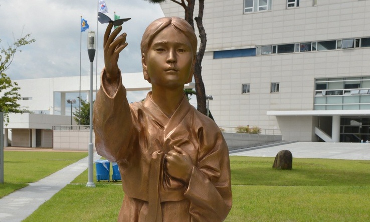 불의에 저항하는 할머니가 된 소녀상 등장한다