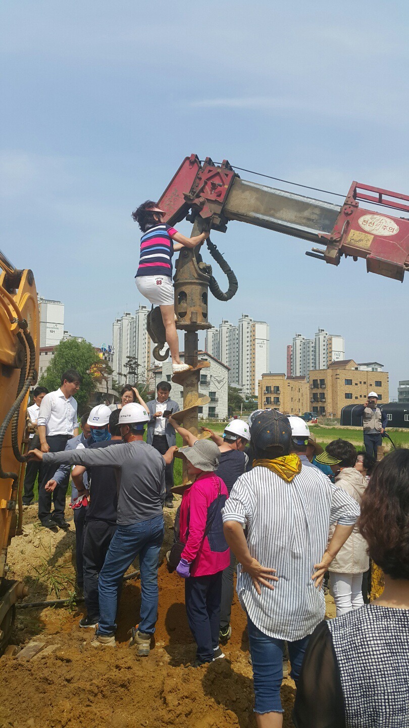 한국철도시설공단이 지난 19일 경기 화성시 향남새도시 서해선 9공구 발안 주공 및 우림필유아파트 앞에서 굴착공사에 나서자 주민들이 공사 중단을 요구하면서 포클레인에 매달린 채 온몸으로 공사를 막아내고 있다. 서해선 향남구간 지하화 추진위 제공