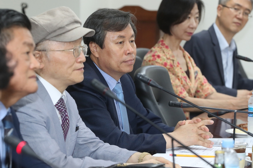 22일 오후 서울 마포구 창비 사옥에서 열린 출판산업 현장 정책간담회에 참석해 출판계의 요청을 경청하고 있는 도종환 문화체육관광부 장관(왼쪽 세번째). 연합뉴스