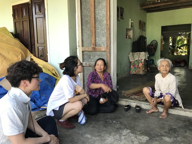 지난 3일 민주사회를위한변호사모임 소속 변호사들이 베트남 꽝남성 퐁니마을에 자리한 응우옌티르엉(78·오른쪽)씨의 집을 방문해 1968년 퐁니·퐁넛 학살에 대한 증언을 듣고 있다. 르엉씨는 당시 한국군에 의해 부상을 입고 쓰러진 응우옌티탄(57·오른쪽에서 두번째)씨와 함께 헬기에 동승한 인물이다. 베트남전쟁 시기 한국군에 의한 민간인학살 진상규명을 위한 태스크포스(TF) 제공