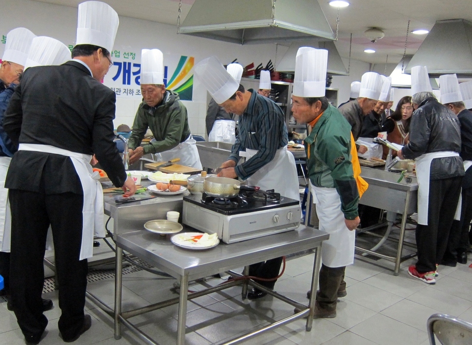 충북 옥천군 평생학습원에서 요리를 익히고 있는 ‘할빠’들. 옥천군 평생학습원 제공