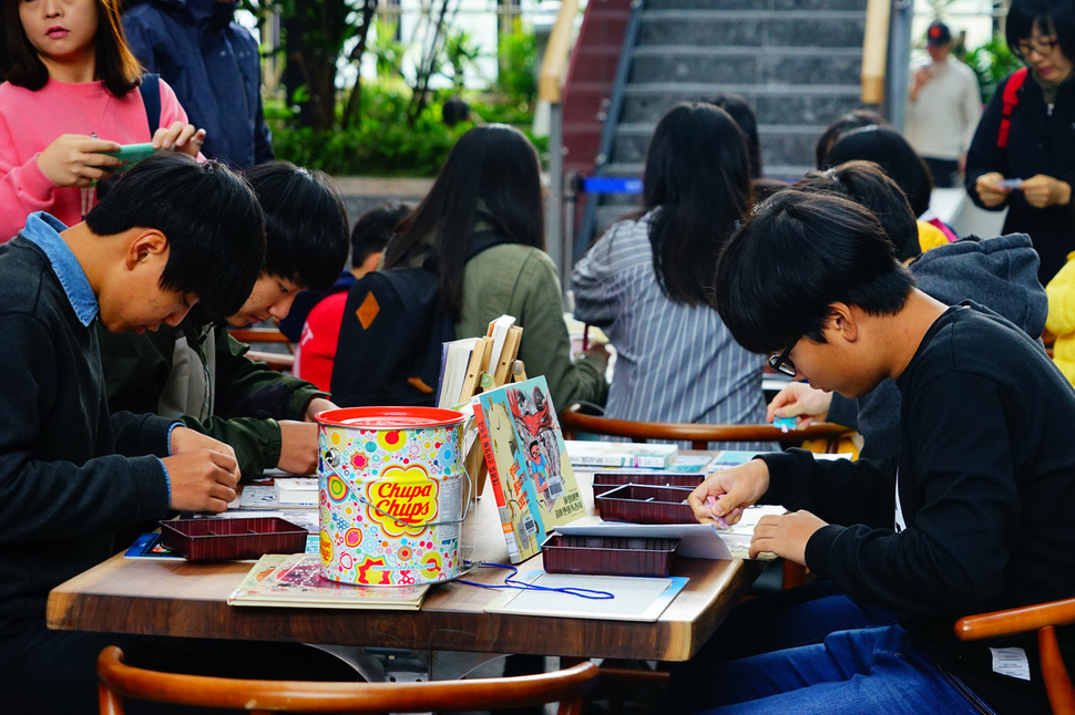 경기도 부천지역 청소년들이 지난해 10월 열린 도서관문화한마당 프로그램에 참여하고 있다. 부천시 제공