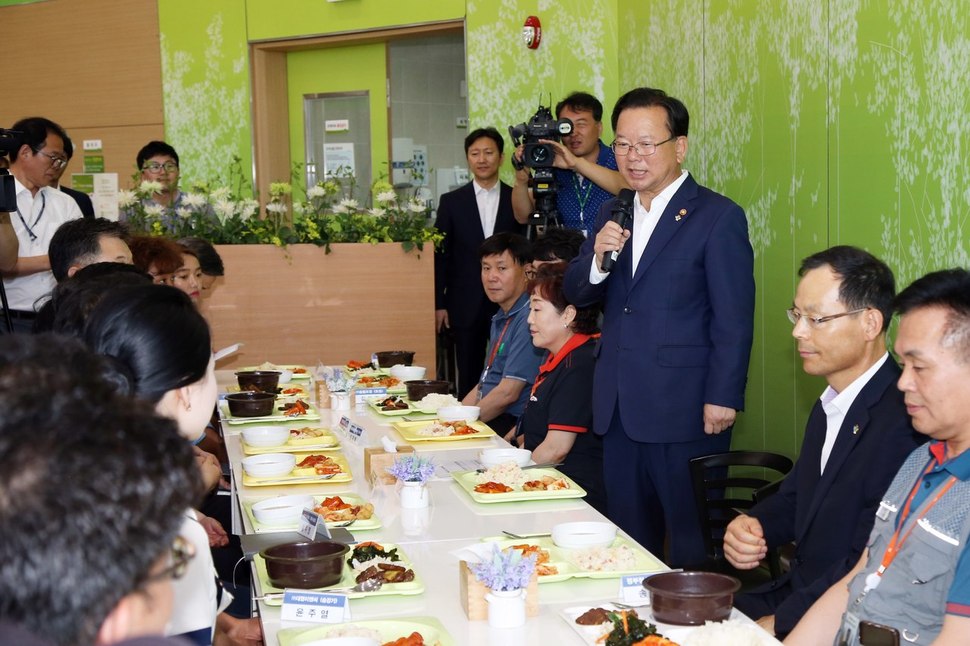 김부겸 행정자치부 장관이 23일 오전 정부세종청사 구내식당에서 정부청사를 관리하는 비정규직 노동자들과 대화하고 있다. 행정자치부 제공