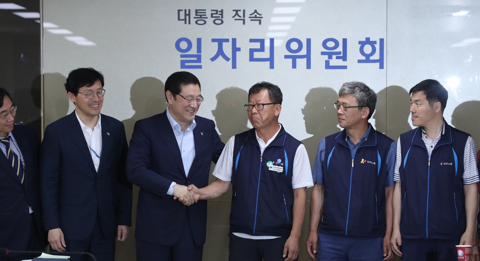 이용섭 대통령 직속 일자리위원회 부위원장(왼쪽 셋째)과 최종진 전국민주노동조합총연맹 위원장 직무대행이 23일 오전 서울 창성동 정부서울청사 별관에서 최저임금 인상과 근로시간 단축, 비정규직의 정규직 전환 등 고용·노동 정책에 대한 의견을 나누는 정책간담회에 앞서 악수하고 있다. 김정효 기자 hyopd@hani.co.kr