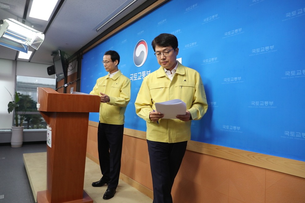 지난해 9월27일 최정호 당시 국토교통부 차관(왼쪽)과 고영선 당시 고용노동부 차관이 정부세종청사 국토교통부 기자실에서 철도파업과 관련 정부 입장을 발표한 후 브리핑실을 나서고 있다. 연합뉴스