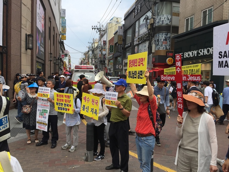 24일 대구 퀴어문화축제가 열린 동성로 일대에서 반동성애 시위를 벌이는 개신교 신자들. 참가자 제공