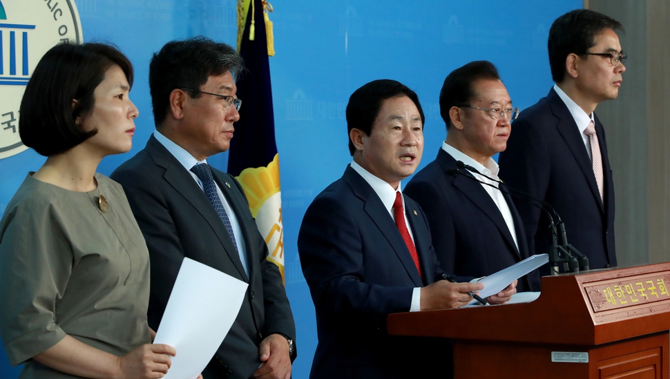 자유한국당 서울대 부정입학의혹사건 진상조사단 소속 의원들이 23일 오전 국회 정론관에서 안경환 전 법무부 장관 후보자 아들의 고교 징계 감경 및 서울대 입학 전형 특혜 합격 의혹 관련 기자회견을 하고 있다. 왼쪽부터 전희경, 윤상직, 주광덕, 이종배, 곽상도 의원. 연합뉴스