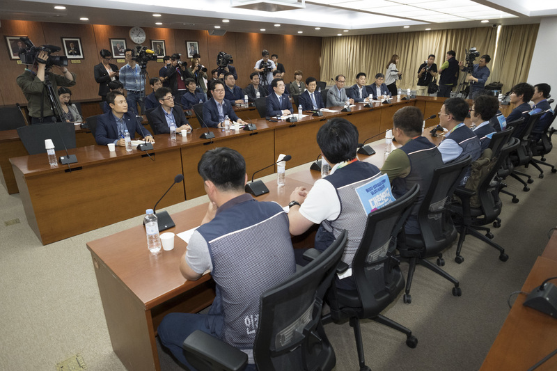 정일영 인천국제공항공사 사장(둘째줄 오른쪽 다섯째)과 박대성 전국공공운수노동조합 인천공항지역지부장(앞줄 오른쪽 셋째) 등 노사 관계자들이 지난달 26일 오후 인천국제공항정부합동청사 회의실에서 만나 비정규직 노동자들의 정규직 전환 방안을 논의하고 있다. 인천공항/김성광 기자 flysg2@hani.co.kr