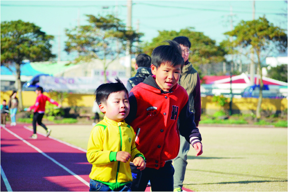 제주 세화초 학생들이 인성 관련 활동 가운데 하나로 친구, 선후배들과 아침에 운동장을 함께 걷고 있다. 세화초 제공