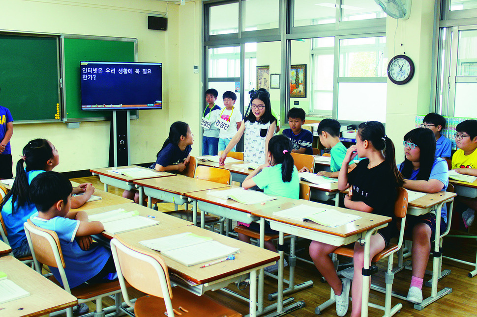 지난 19일 규암초 학생들이 ‘인터넷은 우리 생활에 꼭 필요한가’라는 주제로 인성 덕목을 접목한 토론수업을 하고 있다. 최화진 기자