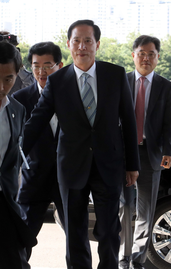 송영무 국방부 장관 후보자가 지난 6월12일 한민구 국방부 장관을 만나기 위해 서울 용산 국방부 청사로 들어오고 있다. 연합뉴스