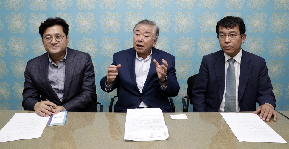 홍익표 민주당 의원(왼쪽부터), 문정인 대통령 통일외교안보 특보, 김종대 정의당 의원이 지난 26일 서울 마포구 공덕동 한겨레신문사에서 한·미 현안에 대해 토론하고 있다. 김명진 기자 littleprince@hani.co.kr