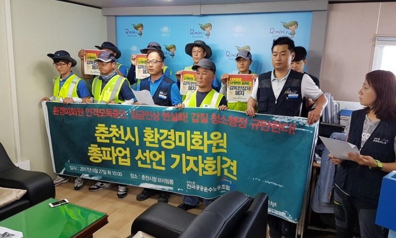 화장실서 문 잠그고 샤워해라