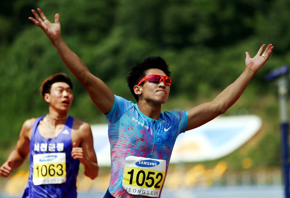 한국에서 제일 빠른 사나이 김국영은 지난 6월27일 열린 코리아오픈 결선에서 육상 100m 한국 신기록을 세웠다. 그가 세운 기록은 몇 초일까. 