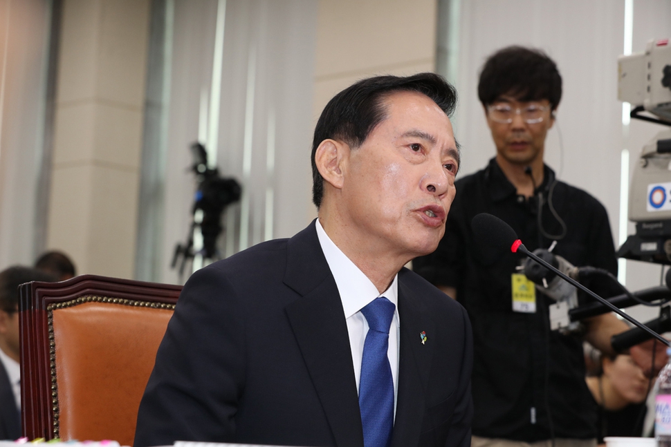 송영무 국방장관 후보자가 28일 오전 국회 국방위원회에서 열린 인사청문회에 출석하고 있다. 김태형 기자 xogud555@hani.co.kr