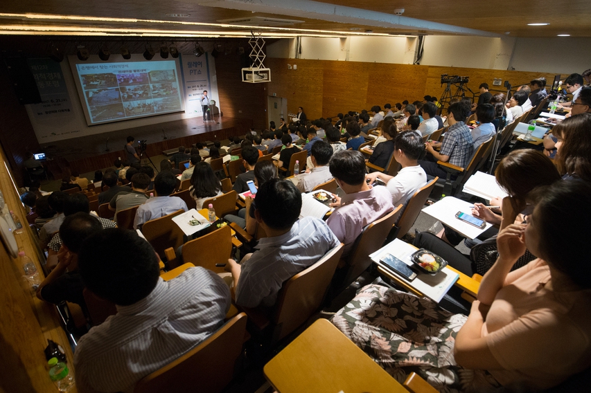 21일 열린 ‘12차 사회적경제 공동포럼’에서 김우영 은평구청장이 ‘사회적경제 가치 실현을 위한 제언’에 대해 발제하고 있다. 전국사회연대경제 지방정부협의회 제공