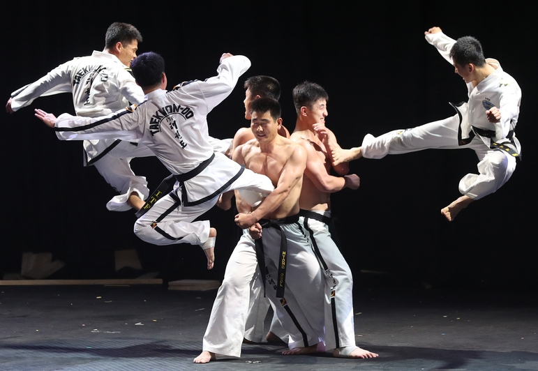 북한의 국제태권도연맹(ITF) 시범단이 28일 오후 서울 강남구 국기원에서 역동적이고 파괴력 넘치는 겨루기를 선보이고 있다. 연합뉴스