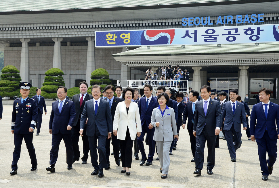 문재인 대통령 부부와 환송객들이 28일 오후 성남 서울공항에서 한-미 정상회담을 위해 미국으로 떠나는 전용기로 향해 걸어가고 있다. 성남/김경호 선임기자 jijae@hani.co.kr