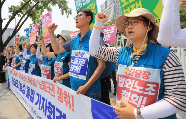 전국교직원노동조합 조합원들이 지난 5월29일 오전 서울 광화문 정부서울청사 앞에서 기자회견을 열어 법외노조 철회와 교원노조법 개정, 노동 3권을 요구하고 있다. 신소영 기자 viator@hani.co.kr