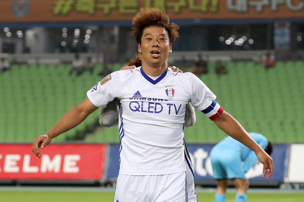 수원의 염기훈이 28일 대구스타디움에서 열린 2017 K리그 클래식 대구FC와의 경기에서 골을 성공시킨 뒤 좋아하고 있다. 대구/연합뉴스
