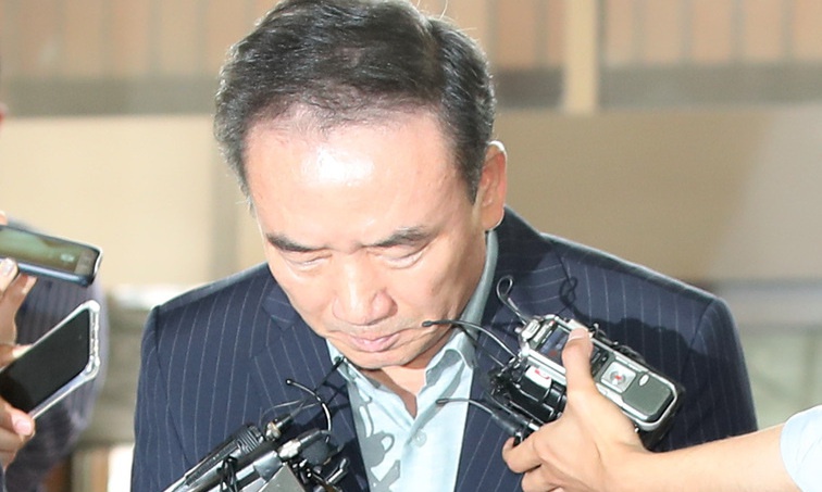 ‘여직원 성추행’ 호식이치킨 전 회장에 징역 1년6개월 구형