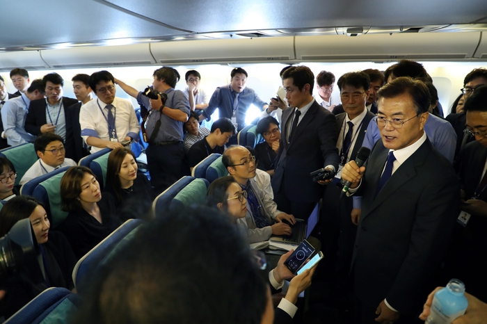 문재인 대통령이 28일 오후(한국시간) 미국행 비행기 안에서 기자간담회를 갖고 취재진의 질문에 답하고 있다. .청와대사진기자단